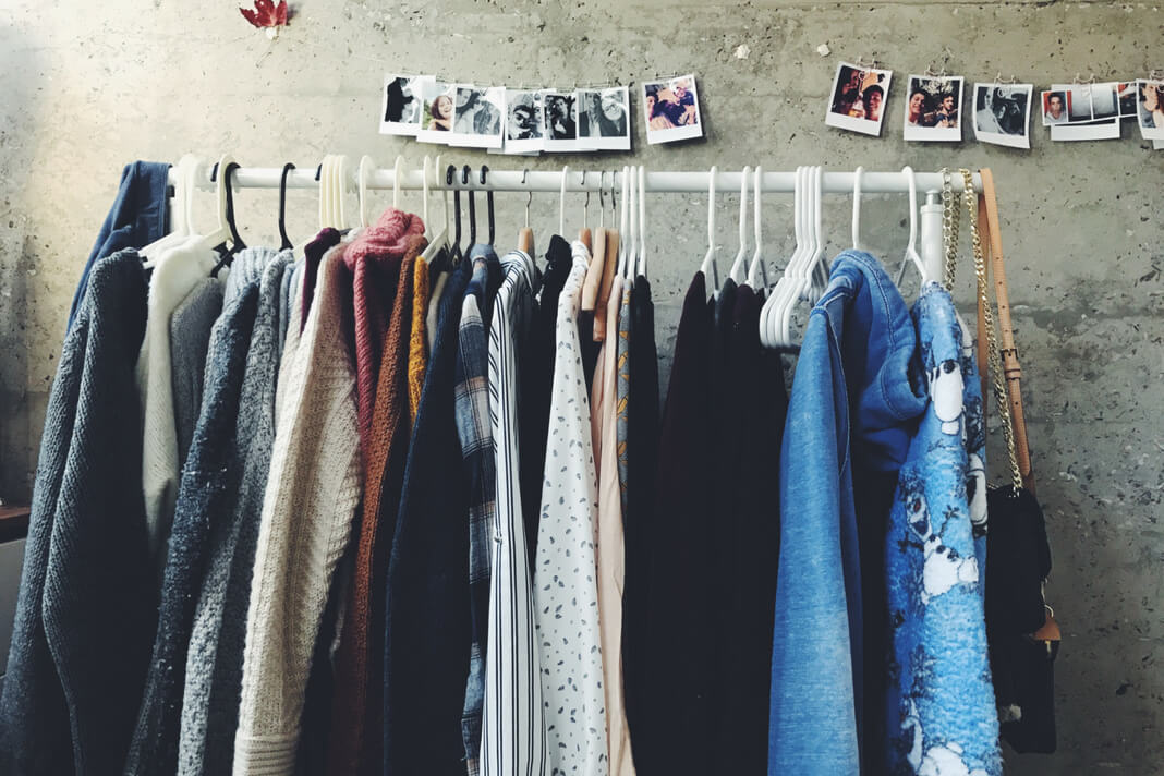 duurzame mode, rek met 2dehands kleding