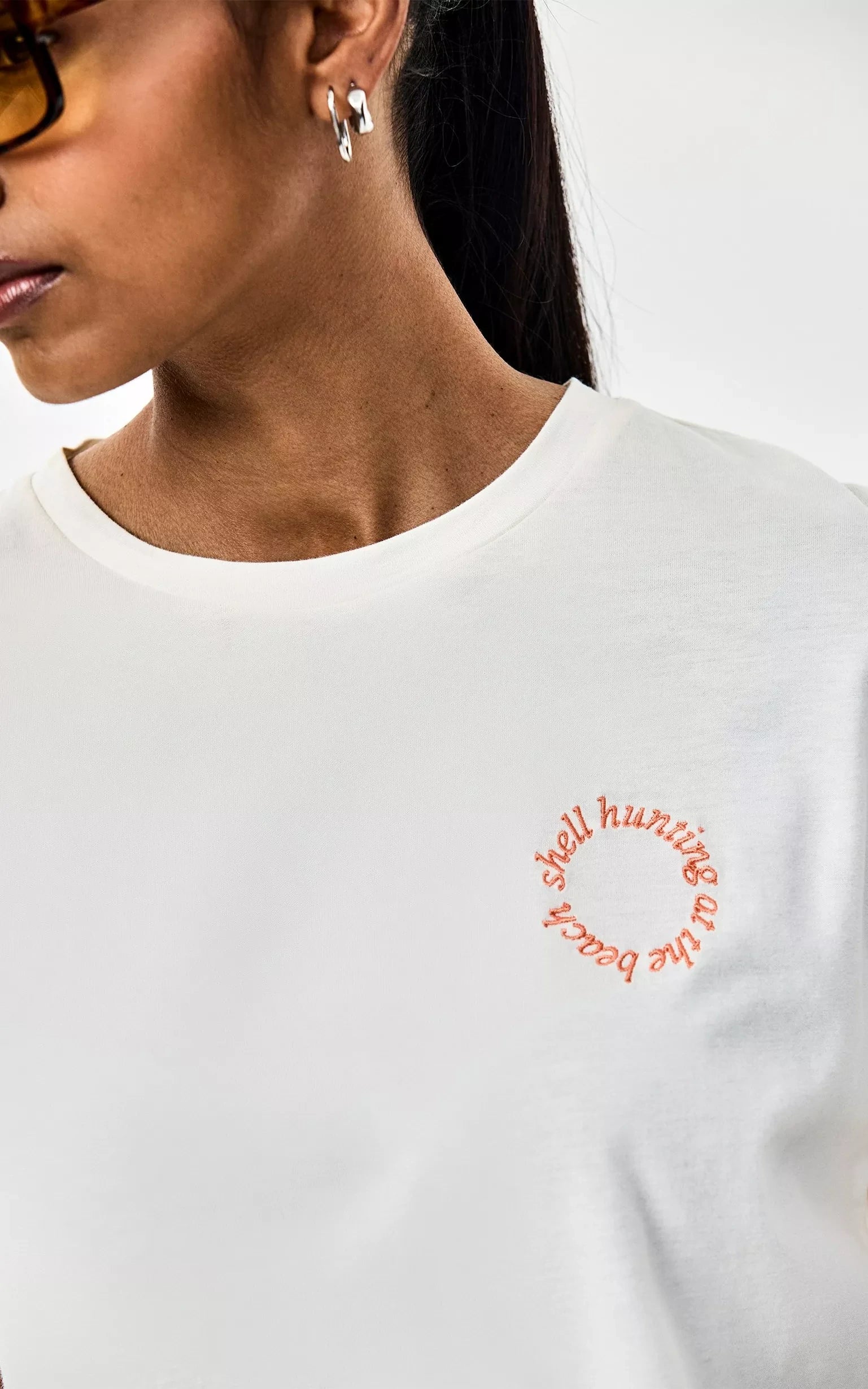 Saria T-shirt White Dark