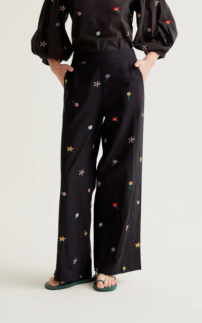 Compania Fantastica - Trousers With Black Gardener Flowers Print
