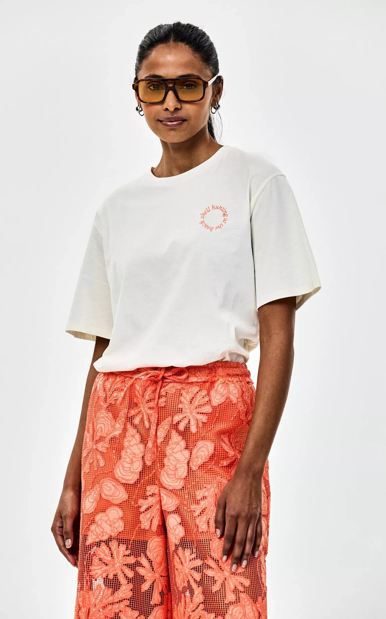 Saria T-shirt White Dark