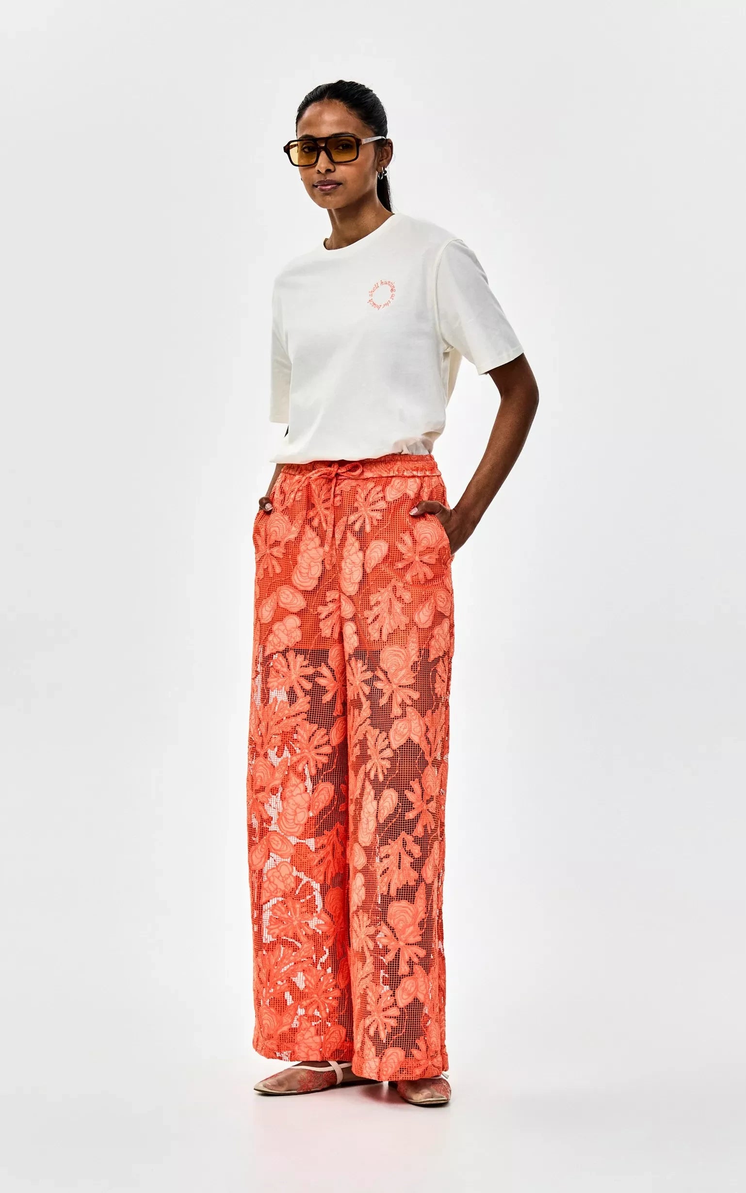 Saria T-shirt White Dark